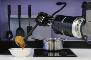 روبوت يحضر الشوربة في مطبخ أنشئ في جناح الشركة التي تعرضه في أكبر مهرجان تجاري دولي