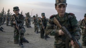 طالبات أكاديمية النساء العسكرية يتدربن على استخدام السلاح