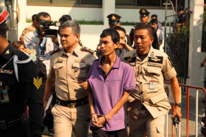 إعتقال العامل التايلاندي لاهانته الكلبة وجره والحكم عليه في محكمة عسكرية بالسجن 37 سنة