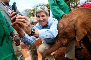وزير الخارجية الأمريكي جون كيري يلتقط صورة سيلفي بجانب دغفل (صغير فيل)