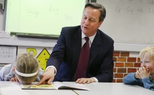 رئيس الوزراء البريطاني ديفيد كاميرون يقرأ قصة لطفلين من ذوي الاحتياجات الخاصة