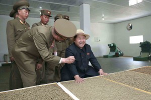 زعيم كوريا الشمالية كيم جونغ أون يعطي توجيهاته لضباط القطعة رقم 810 في الجيش الكوري الشمالي