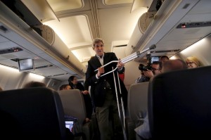 وزير الخارجية الأمريكي جون كيري يلعب بعكازه داخل طائرة