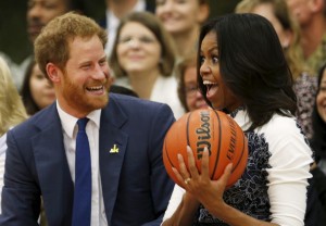الأمير البريطاني هاري يسلم السيدة الأمريكية الأولى ميشيل أوباما كرة سلة