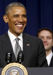 الرئيس الأمريكي باراك أوباما يبتسم لأحد الحضور