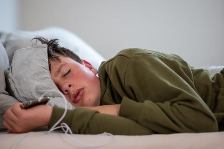 
                                    النوم فترة أطول في نهاية الأسبوع يحافظ على الصحة النفسية للمراهقين