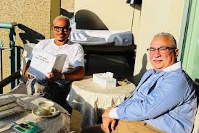 
                                    أول صورة تجمع عمرو دياب وإبراهيم عيسى… “الهضبة” يطلع على المسودة الأولى من رواية توثق مسيرته