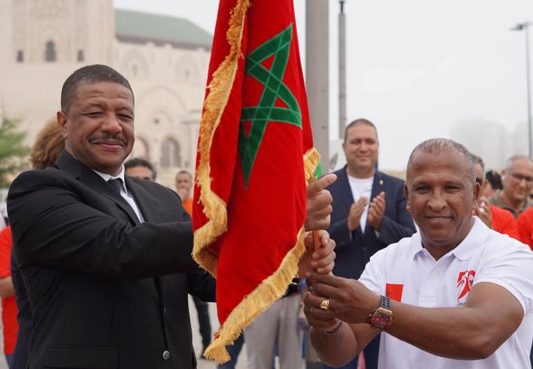صلاح الدين بصير وعبد الحق عشيق يتشرفان بحمل العلم الوطني في المرحلة الرابعة من
