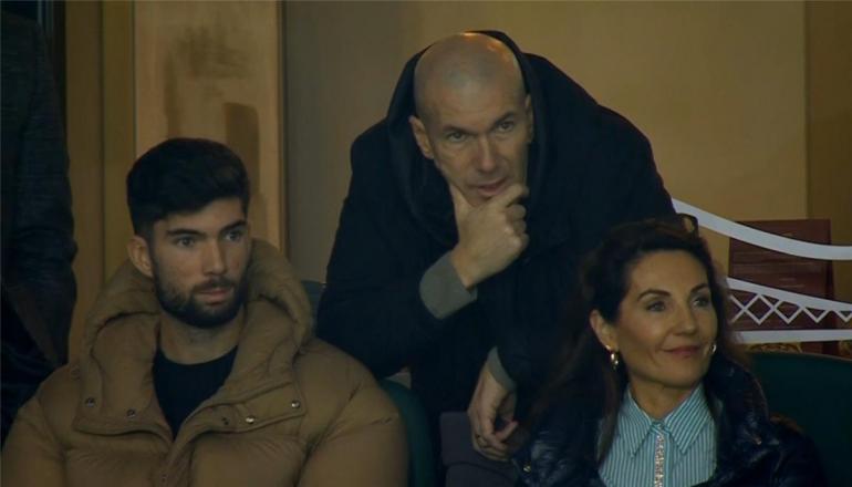 
                                    زيدان يخطف الأنظار في الرباط.. زين الدين زيدان وزوجته بمدرجات ملعب الأمير مولاي الحسن