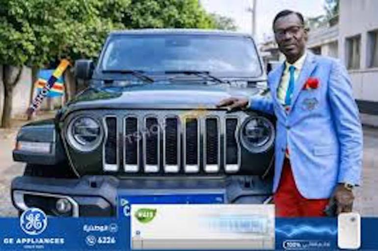 
                                    رئيس الكونغو الديمقراطية يكرم مشجع “كان المغرب” ميشيل كوكا مبولادينغا بسيارة فاخرة