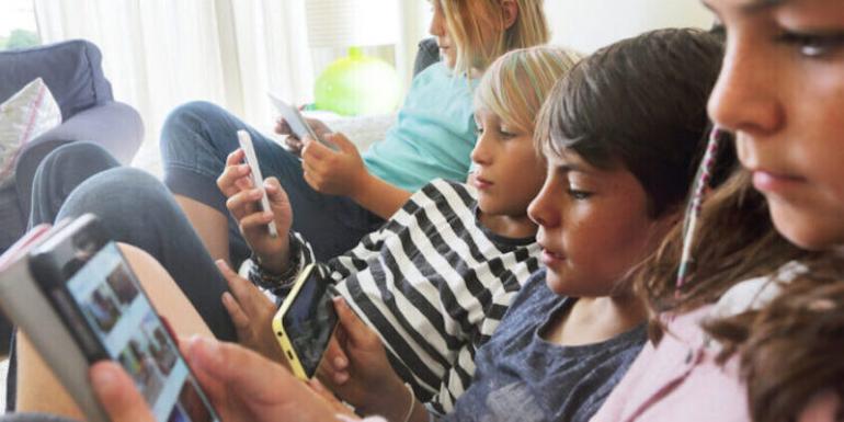 إندونيسيا تحظر وصول الأطفال دون 16 عاما إلى منصات التواصل… خطوة غير مسبوقة في جنوب شرق آسيا