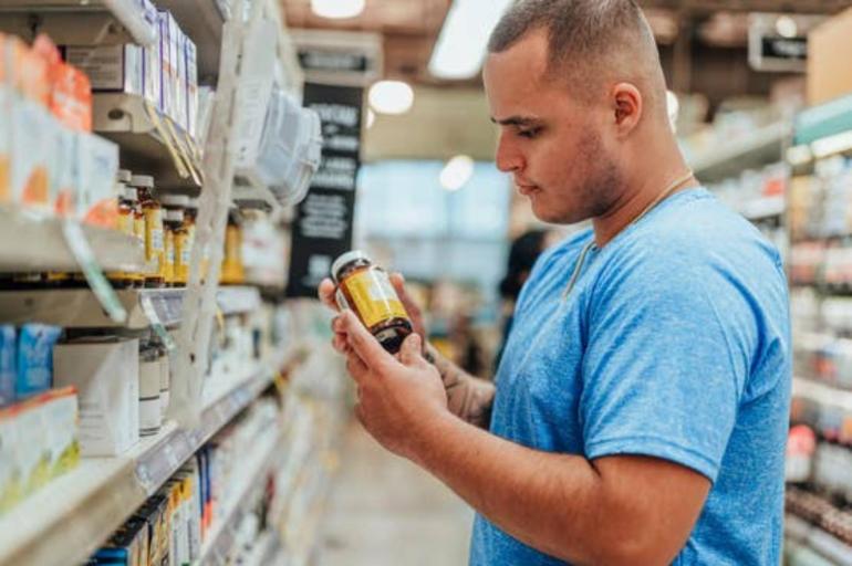 مكملات شائعة قد تحمل مخاطر صحية غير متوقعة