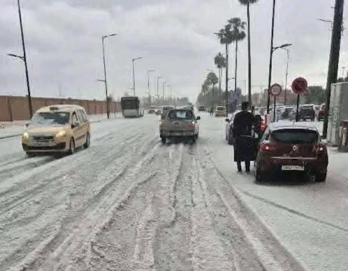 
                                    عاصفة مفاجئة تكسو مراكش بالبياض… مشاهد غير معتادة في المدينة الحمراء