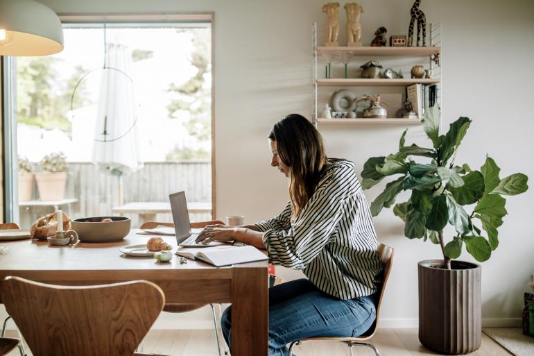 
                                    دراسة أسترالية: العمل من المنزل يعزز الصحة النفسية للنساء بشكل خاص