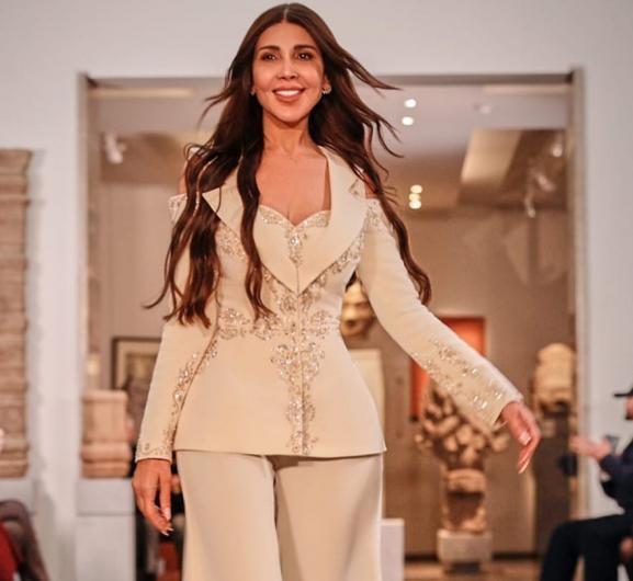 منال عجاج أول مصممة سورية تعرض تصاميمها في باريس وتقدّم مجموعة «إمرأة النور» في أسبوع الهوت كوتور