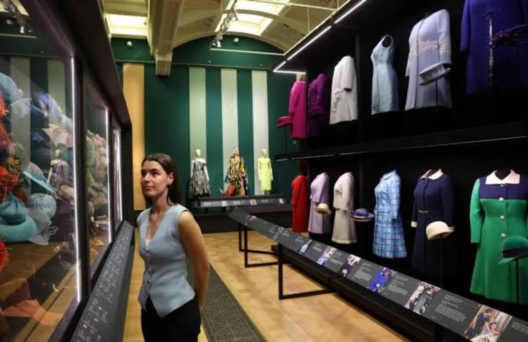 بريطانيا تحتفي بالملكة إليزابيث الثانية أيقونة للموضة بمعرض ضخم في الذكرى المئوية لميلادها