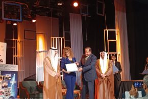 الكاتبة السورية سراب غانم مكرمة في جائزة الشارقة للإبداع العربي في القاهرة